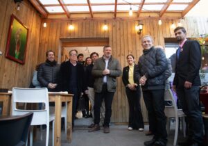 Sebastián Sichel Instagram - Gracias por el cariñoso respaldo de @amarillosxchile.cl a nuestro proyecto en #Ñuñoa

Esto no sólo se trata de una candidatura; es la unidad en la diversidad con un objetivo: recuperar la gestión de los gobiernos locales y poner en el centro las urgencias de las personas.