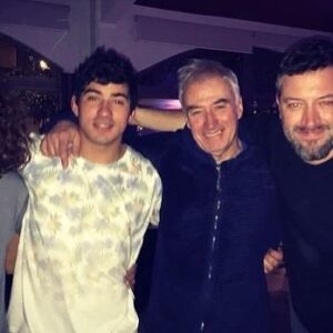 Sebastián Sichel Instagram - Un padre abuelo que se me fue a los 20..un padre biológico que encontré a los 30! Tres hijos maravillosos que me enseñaron a ser padre! Feliz día del padre y gracias a la vida que nos ha permitido ser y hacer familias!
