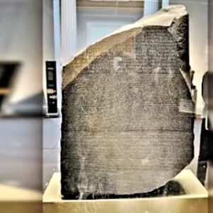 Sebastián Ugarte Instagram - El 15 de julio de 1799 se descubrió la Piedra de Rosetta, un elemento crucial para descifrar los jeroglíficos egipcios. Encontrada por soldados franceses en Egipto, esta piedra trilingüe presenta inscripciones en griego, demótico y jeroglíficos. #Historia #Arqueología #egipto