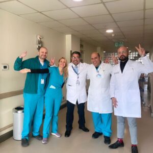 Sebastián Ugarte Instagram - Dos nuevos especialistas completaron hoy su formación como Intensivistas, con excelente calificación: los Drs. Estrada y Sánchez. Una gran y calurosa felicitación! Ellos vivieron su proceso de formación de postgrado para aportar a los pacientes más graves. @postgradosunab  @clinicaindisacl