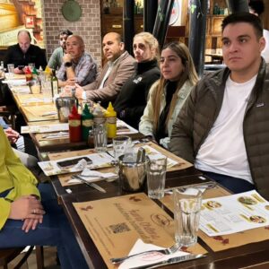 Sebastián Ugarte Instagram - Hoy realizamos nuestro Bite of Science sobre ventilación mecánica no invasiva, "la ciencia con sandwich entra"