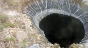 Sebastián Ugarte Instagram - Recuerdas que el 16 de julio de 2014 apareció un misterioso cráter de 80 metros de diámetro en una región de Siberia conocida como 'el fin del mundo'. La causa más probable de su origen se atribuye a la desaparición del permafrost por la subida de las temperaturas. #Siberia #cambioclimatico