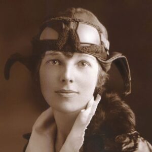 Sebastián Ugarte Instagram - El 2 de julio de 1937, la famosa aviadora Amelia Earhart desapareció en el Océano Pacífico durante su intento de dar la vuelta al mundo. Junto a Fred Noonan, había recorrido 22,000 millas, quedando solo 7,000 para completar la travesía. A pesar de una búsqueda exhaustiva, no se encontró rastro de su avión ni de la tripulación. #AmeliaEarhart. Collección Purdue University Libraries
