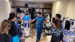 Sebastián Ugarte Instagram - Paso de Ventilación Mecánica con los Becados de Medicina Crítica.