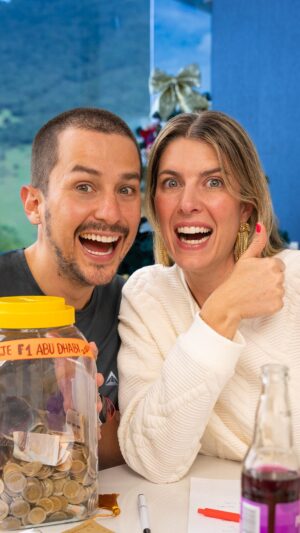 Sebastián Vega Instagram - 🤣 BIEN, CAMPEONA ‼️🤣.
.
Vives y duermes con tu mejor amiga🤣.
A cuántos más ⁉️.
#Hombres #Mujeres .
.
Igual te amo @Valen8aPardoux 💚🥴.