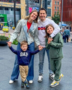 Sebastián Vega Instagram - 🎂 HBD TO ME 37 🎉

A Dios, a la Vida, a @valen8apardoux , a mis hijos @mati.vega1 @lucavega8a , a mi hermosa familia @lamamaine @enriquevega1963 y a mis AMIGOS 💚 GRACIAS 🙏🏻

Estoy viviendo la vida que siempre soñé y la que quise 🤟🏻🙏🏻🥳

Gracias a quienes me enviaron un mensaje de cumpleaños y de buena energía, LOS AMO 💚 A todos 🙏🏻