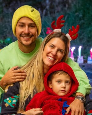 Sebastián Vega Instagram - 🙏🏻FELIZ DÍA DE VELITAS🕯️.
.
Día y momento para compartir y estar en familia 💚.
Entre amigos es más bonita la vida 🤙🏻.
🕯️🕯️🕯️🕯️