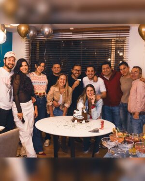 Sebastián Vega Instagram - 🎂 HBD TO ME 37 🎉

A Dios, a la Vida, a @valen8apardoux , a mis hijos @mati.vega1 @lucavega8a , a mi hermosa familia @lamamaine @enriquevega1963 y a mis AMIGOS 💚 GRACIAS 🙏🏻

Estoy viviendo la vida que siempre soñé y la que quise 🤟🏻🙏🏻🥳

Gracias a quienes me enviaron un mensaje de cumpleaños y de buena energía, LOS AMO 💚 A todos 🙏🏻