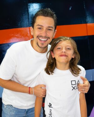 Sebastián Vega Instagram - 🎉 HBD HIJO MÍO 💚

12 Años cumple @mati.vega1 🥳🙏🏻
Un niño lleno de valores, cualidades, errores y virtudes increíbles 💚
Deseo con el corazón que Dios y la vida lo llene de Amor, éxitos y muchos más cumpleaños 🙏🏻
Que Dios te bendiga hijo 💚
Feliz cumpleaños hijo lindo, TE AMOOOOO.
TE AMAMOS 💚 
Eres inmensamente increíble.