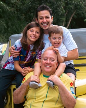 Sebastián Vega Instagram - 🙏🏻 FELIZ DÍA DEL PADRE 💚

Ellos me hacen padre y él me hizo hijo 💚

Son lo mejor que puedo tener en mi vida.
Como alguien dijo: “Los hijos son como los lujos, una vez los tenemos no queremos perderlos o dejarlos”.

Los amo @Mati.Vega1 @LucaVega8a @EnriqueVega1963 

Feliz día a todos los papás 🙏🏻
Es un título que no se impone, se gana y se merece 🙏🏻💚