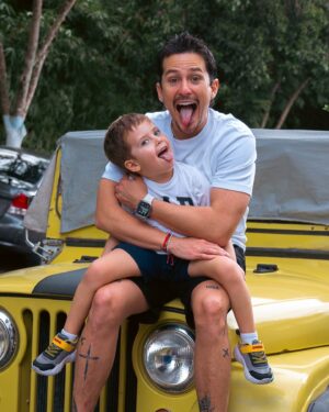 Sebastián Vega Instagram - 🙏🏻 FELIZ DÍA DEL PADRE 💚

Ellos me hacen padre y él me hizo hijo 💚

Son lo mejor que puedo tener en mi vida.
Como alguien dijo: “Los hijos son como los lujos, una vez los tenemos no queremos perderlos o dejarlos”.

Los amo @Mati.Vega1 @LucaVega8a @EnriqueVega1963 

Feliz día a todos los papás 🙏🏻
Es un título que no se impone, se gana y se merece 🙏🏻💚