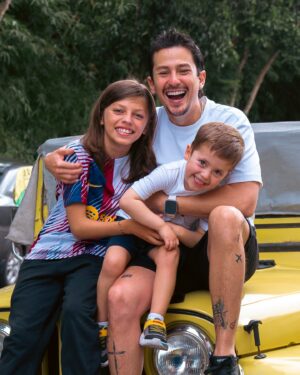 Sebastián Vega Instagram - 🙏🏻 FELIZ DÍA DEL PADRE 💚

Ellos me hacen padre y él me hizo hijo 💚

Son lo mejor que puedo tener en mi vida.
Como alguien dijo: “Los hijos son como los lujos, una vez los tenemos no queremos perderlos o dejarlos”.

Los amo @Mati.Vega1 @LucaVega8a @EnriqueVega1963 

Feliz día a todos los papás 🙏🏻
Es un título que no se impone, se gana y se merece 🙏🏻💚