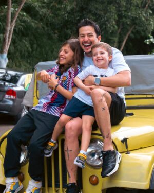 Sebastián Vega Instagram - 🙏🏻 FELIZ DÍA DEL PADRE 💚

Ellos me hacen padre y él me hizo hijo 💚

Son lo mejor que puedo tener en mi vida.
Como alguien dijo: “Los hijos son como los lujos, una vez los tenemos no queremos perderlos o dejarlos”.

Los amo @Mati.Vega1 @LucaVega8a @EnriqueVega1963 

Feliz día a todos los papás 🙏🏻
Es un título que no se impone, se gana y se merece 🙏🏻💚