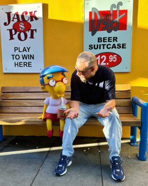 Sébastien-Abdelhamid Godelu Instagram - Quand j’explique à Milhouse qu’il n’est peut être pas dans la meilleure série animée signé Matt Groening mais que c’est cool quand même ! Bref, je suis parti rendre visite à quelques potes ! #springfield #simpsons #thesimpsons #futurama