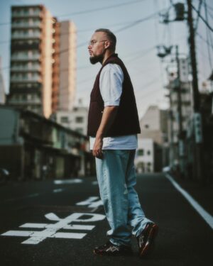 Sébastien-Abdelhamid Godelu Instagram - Asics X Naruto by Sébastien Abdelhamid REVEAL DE L’ARC FINAL 🔥
Évidement je ne pouvais pas passer à côté du GOAT : Naruto 🍥
Voilà donc ma @asics_sportstyle Gel NYC Inspirée de Naruto en mode ermite 🐸
 Plusieurs détails sur la paire : 
- Lacelock inspiré du rouleau 
- Flammes issues de la cape
- Logo Uzumaki
- plaque de Konoha
- Griffure de Kyubi 
- Special Box
- Un set d’accessoires de ouf 😎 qu’on dévoilera prochainement 
- Une SURPRISE INCROYABLE

ON A DES VISUELS INÉDITS E5 OFFICIELS DE NARUTO QUI PORTE MA PAIRE 🔥🔥🔥🔥

Tout le storytelling porte autour de l’arc Pain (et peut être que tout n’est pas encore annoncé hein 🤷🏼‍♂️) 
- La date de sortie 📆 : 11 Décembre en Europe exclue @courir (boutique et online) 
- Évent de Lancement immersif GRATUIT sur réservation le 9 et 10 Décembre(possibilité d’acheter sur place) 

Quelques photos portées dans des outfit différents histoire de patienter 👀

Restez connectés , toute cette semaine nous seront à la @parisgamesweek sur notre stand immersif exclusif pour vous rencontrer et vous faire gagner pleins de cadeaux !

Je compte sur votre force , vous êtes les meilleurs, je le rappel c’est juste le Reveal 👀 

📸 @alexandresilberman aka Legend 
 
#AsicsXNaruto