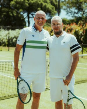 Sébastien-Abdelhamid Godelu Instagram - 🐊🎾 Magnifique moment avec @lacoste pour célébrer la collaboration Lacoste X Les Airelles St Tropez.
L’occasion de me replonger dans ma grande carrière de tennisman : 7e au classement ATP (ou presque) et coacher à nouveau Guy Forget, je cite (ou presque) « Jamais j’aurai pu atteindre ce niveau sans toi Sébastien Abdelhamid »
L’occasion également de profiter du Concept Store Lacoste de St Tropez qui est incroyable.  En bref un magnifique moment 🎾 🐊  #lacoste #lesairellessaintropez @hype_noticefr @at_paris