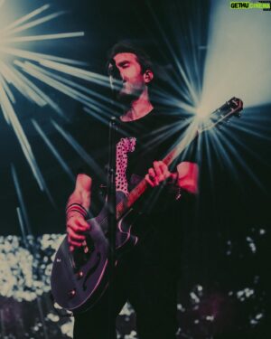Sébastien Lefebvre Instagram - This one is so shiny!
Last night in Munich was bonkers.
📸 @shotbywozniak
#concertphoto #poppunk #guitars #europetour
@godin_guitars @shure @daddarioandco
