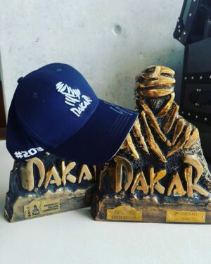 Sébastien Loeb Instagram - Je n’avais pas emmené la réussite à l’aller mais j’ai pris une casquette au retour 🤭 

Et je vous l’offre pour vous remercier de m’avoir autant soutenu durant ce @dakarrally 🙌🏻 

🎰 Tirage au sort demain à 12h parmi tous les commentaires de ce post et je vous envoie cette casquette dédicacée dans la foulée 📦 

Encore merci à tous 🙏🏼