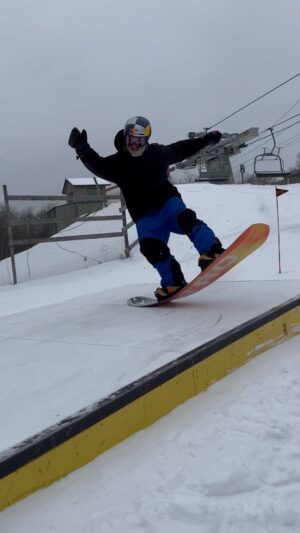 Sébastien Toutant Instagram - Quick laps at Avila snowpark! 🏁🏂 
🤳🏻: @elramirez1 

#snowboarding #Avila #Montreal #snow #sunday