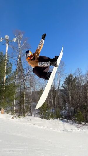 Sébastien Toutant Instagram - Surfing down! 🏄🏼‍♂️🥶 @vscparks
 #snowboarding #203cm #letsslide 
📱: @guillaume_lavoie2002