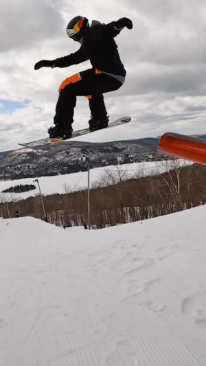 Sébastien Toutant Instagram - Couple tricks @monttremblant 😜 The park is 🔥
Head over to their instagram to WIN some stuff @parcstremblant 
#Drake #snowboarding #Tremblant #giveaway 
📱: @popaulmackay
