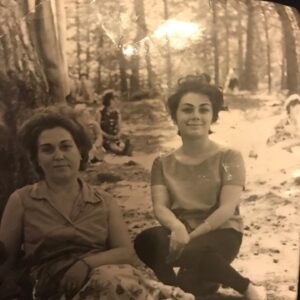 Şebnem Dilligil Instagram - canım annem canım ablam piknikte sohbet🌿çokk özlemişim 😢😢eskiden böle yeşilliklerde piknik yapılır  aile toplaşırdı 💕