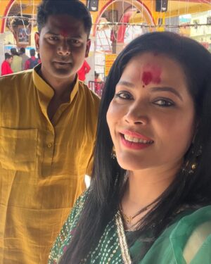 Seema Singh Instagram - आज मेरे बेटे के जन्मदिन के शुभअवसर पर हम सहपरिवार माँ तारा के दर्शन कर आशीर्वाद प्राप्त किए , माँ तारा अपना आशीर्वाद सबपर बनाये रखे😇🙏
जय माता दी 🙏💐 #tarapithtemple .
.
.
.
.
.
.
#tarapith #tarapithtemple #family #darshan #jaikalimaa #birthday #blessings #blessed #thankumaa