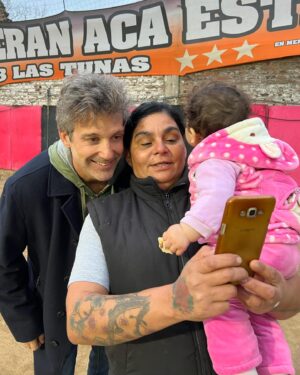 Segundo Cernadas Instagram - En Las Tunas como en tantos otros lugares de Tigre hay gente con coraje para salir adelante con esfuerzo. No quieren que nadie les regale nada. Quieren oportunidades y que trabajemos juntos. 
Vamos a terminar con los punteros que usan los planes sociales. Vamos a poner orden en Tigre y la Argentina para mejorar la vida de todos.

@eduardoregondi 
@juntostigre 
@juntasportigre 
@juvjxctigre