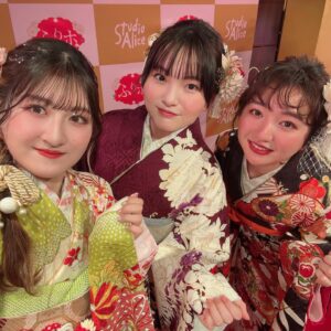 Seiran Kobayashi Instagram - こんばんは🌙 本日は！
スタジオアリスさんのふりホという
成人式の振袖レンタル/前撮りパックを体験させていただき
イベントに鈴木梨央ちゃん、谷花音ちゃんと登壇いたしました〜
振袖も3人それぞれ雰囲気違くて最高ですよね…かわいすぎる
イベントが終わった後も着替えるのが名残惜しかったです 笑
たくさん写真撮っているので、また別で載せますね🎀
.
先日成人式を迎えられた皆様、本当におめでとうございます
そして私と同じくこれから成人を迎えられる予定のみなさま
成人式の写真は一生の思い出に残るものですし
たくさんたくさん悩んで最高のものにしましょうね🤝🏻♡ ̖́-
私も前撮りまであと少し！今回素敵な経験をさせて頂いて
とっても嬉しいです、ありがとうございます🤍
.
 #スタジオアリス  #ふりホ 
 #小林星蘭  #鈴木梨央 ちゃん #谷花音 ちゃん( @t_kanon_ta )
 #成人式  #成人式振袖  #成人の日