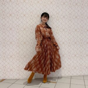 Seiran Kobayashi Instagram - こんばんは！！お知らせです
明日午前11時45分から
「ヒルナンデス！」の
ダーツdeショッピングのコーナーに
出演させていただきます！
ダーツで当たったアイテムを必ず使ってコーデを完成させるというものです…！！
私なりに頑張っておりますので、
是非ご覧下さい🤍
 #ヒルナンデス 
 #ダーツdeショッピング