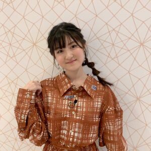Seiran Kobayashi Instagram - こんばんは！！お知らせです
明日午前11時45分から
「ヒルナンデス！」の
ダーツdeショッピングのコーナーに
出演させていただきます！
ダーツで当たったアイテムを必ず使ってコーデを完成させるというものです…！！
私なりに頑張っておりますので、
是非ご覧下さい🤍
 #ヒルナンデス 
 #ダーツdeショッピング