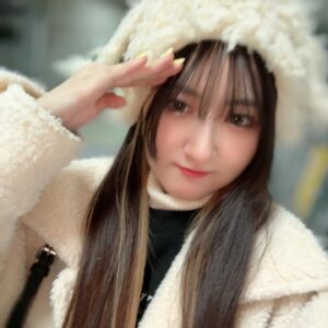 Seiran Kobayashi Instagram - こんばんは！元気です！12月だ
そろそろこの帽子も出番でしょう🐑
お知らせもありますのでおたのしみに
あと髪の色が変わりました。インナーカラーですね
似合う似合わないは置いておいて、
今のうちにやってみたかったのでやりました
この1ヶ月も楽しめますように〜
 #小林星蘭