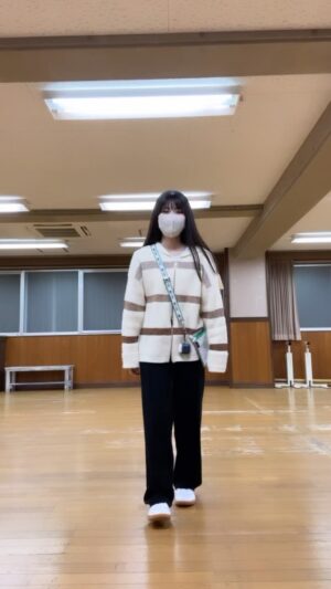 Seiran Kobayashi Instagram - 久しぶり！の！ダンス！
&TEAMさんのバズ恋です～！
稽古終わりに思いつきで唐突に一発撮りしたら
足元ドタバタになりました。撃沈です。
画面外でみんなに眺められてます…笑