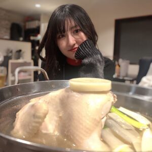 Seiran Kobayashi Instagram - 🐓！！！！！
.
.
カラコン入れると一気にメイク強く見える！！気がする💪
 #닭한마리