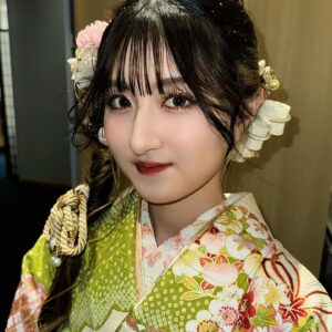Seiran Kobayashi Instagram - 💚
昨日の個人フォト ネイル📸
最高にかわいくしてもらったから見て！！ほんとうに！！
ネイルも振袖の柄に合わせてたんです💅
もうこれが自分の成人式本番のビジュでもいいな…
って思うぐらい顔も髪もぜんぶお気に入りでした
かわいくしてくれてありがとうございます🤍
.
hair make @he_to_mean ♡
.
 #小林星蘭 #スタジオアリス  #ふりホ 
 #成人式  #成人式ヘア  #成人式ネイル  #成人式メイク