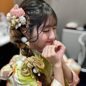 Seiran Kobayashi Instagram - 💚
昨日の個人フォト ネイル📸
最高にかわいくしてもらったから見て！！ほんとうに！！
ネイルも振袖の柄に合わせてたんです💅
もうこれが自分の成人式本番のビジュでもいいな…
って思うぐらい顔も髪もぜんぶお気に入りでした
かわいくしてくれてありがとうございます🤍
.
hair make @he_to_mean ♡
.
 #小林星蘭 #スタジオアリス  #ふりホ 
 #成人式  #成人式ヘア  #成人式ネイル  #成人式メイク