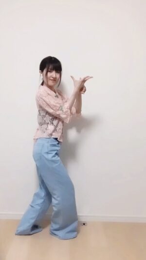 Seiran Kobayashi Instagram - たくさんの方からリクエスト頂いていた
NAYEONさんのPOP!　踊りました！
惜しいとこ多々あります！！ほんとすみません！！
2~30本撮った中で
1番うまく撮れたのがこれでした🥲
動きも顔もカタいですがご覧下さい…
でも楽しかったよ！！！惜しいけど満足！
マジでダンス習いたい
 #pop  #nayeon #twice 
 #またリクエスト待ってます