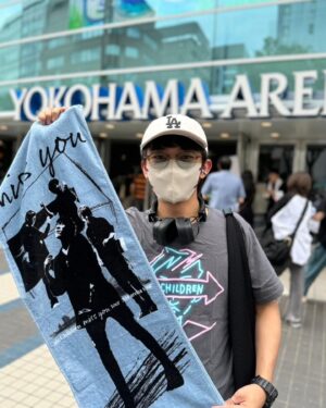 Seishirou Katou Instagram - 【⚠️ CAUTION⚠️ 】
以下、かなり強火のミスチル愛が
書き連ねられています。
お気をつけて:)
　
　
　
あの感動をタイムリーに他の方とも、
特にあの現場にいた皆様と分かち合いたい。
そんなオタク心から、昨晩、Xで少し呟きましたが、
ちゃんと写真もありますし、
流石にもう少し書かせてください。笑笑
　
　
どうしてそんなに胸の奥の方を
ぐちゃぐちゃにかき混ぜてくるんですか
　
まぁ、
あの『Miss You』というアルバムの
『miss you』というツアーですから？
もちろんそれなりに覚悟してはおりましたけども？
　
いやあの敢えて言葉を選ばずに
選んで書かせていただきますが、
　
エグかったです。
セットリストはネタバレになってしまうので
詳しいことは書けませんし書きませんが、
　

うわお、その曲でアゲてくれるのね？
いや、畳み掛けてくるなぁ。流石にそれはしんどいってほんとにもう！！！
からのその曲はやばい、
こちとらもう既に情緒不安定なんですが？＾＾
今のこの流れで一曲その曲挟むのアツすぎ
え、その曲も歌ってくださるんですか！？
なんやねんそれ、エｯｯｯｯモ‼︎‼︎
　
　
みたいな感じでした笑笑
伝わるかな…
現場にいらしたチルオタの方にはきっと伝わってるはず。
なんなら首がもげるほど頷いているかも絶対に(?)
　
　
「まだ当たる確証なんてものはありません。
なんですけど当たったら絶対に行きたいんです。
なのでこの日、おやすみいただいてもいいですかッ！
抽選に"カ"けてみていいですか？？？
お願いします！！！！」
祈りが実ってよかった、、
 
 
桜井さん、翌日の今日も
羽、生えてますよ。
ミスチルファンとして楽しませていただいただけでなく、
"同じ"なんて烏滸がましくて言えないですが、
表現者を生業とする身としての学びも
本当に沢山ありました。

改めて、ありがとうございました。

なので今日のタグも
#僕の日常にアクセントを
ですね＾＾
 
　
#mrchildren #missyou #ミスチル
#ただのミスチルファン #チルオタ
#加藤清史郎