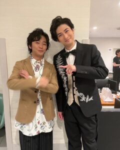Seishirou Katou Instagram - たくさん写真は撮ってますでも、
今日はこの人とでしょ！！！！！！

KENMUSIC
(KENRADIO preparty)
 
 
🎵 闇が広がる『エリザベート』
🎵 世界の王『ロミオ&ジュリエット』
🎵 蕾 (コブクロ)
　
その他にもありますが
一緒に歌えて…
　

まさかこんな形で
元ルドルフ 元子ルドルフ の2人で、あの"ヤミヒロ"を歌えるなんて思ってもみなかったし、

客席から見てたロミオの隣に、
ベンヴォーリオとして立てるだなんて。
 
 
引っ張っていただきました。
ありがとう… 本当に楽しかったです

とかなんか今日で終わりな感じ出してますけど
明日もね？ありますからね？
改めて宜しくお願いしますー！！＾＾
@yuta_furukawa_official 
 
#エリザベート #闇が広がる #トート #ルドルフ #子ルドルフ
#ロミオアンドジュリエット #世界の王 #ベンヴォーリオ
#コブクロ #蕾 
#kenmusic #kenradio #preparty
#研音 #45周年　
#古川雄大  #加藤清史郎 @lufon_official