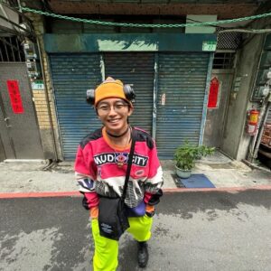 Seishirou Katou Instagram - 🇹🇼part.4
〜裏側編〜
　
① 近づいてきてるのにまだ撮り続ける友達とカメラに照れてしまった
　
②散々良い感じに撮ってもらってたけど
本当はただの爆買いド派手野郎
 
③みんな1本しか頼んでいない中、
2本頼んでちゃっかりビールまで頂いちゃってる嬉しそうな僕
　
　
以上で台湾投稿おしまいでーす
お付き合いいただきありがとうございました＾＾
 
感想 また絶対に行きたい。
考察 また絶対に行くべき。
　
　
#台湾 #🇹🇼 #taiwan #台北 #taipei #西門 #ximen 
#九份 #jioufen #十分 #shihfen #十分瀑布 #shihfenwaterfall 
　
#せいせいの休日 #加藤清史郎 
#台湾ビール #台灣啤酒 #大鶏排食べ忘れた #実はタピオカも一口貰っただけで自分で買ってない #胡椒餅割とちゃんとスパイシーだった #あんなに美味しいエビチャーハンは初めて #小籠包は無限に食べられる #そう言えば豆花も食べ忘れてるや #台湾モーニングサイコーだった #やっぱり排骨麺は美味しい #酸辣湯の原点を知った #牛肉麺は革命だった #魯肉飯しか勝たん #勝たんしか魯肉飯 #台湾好きと繋がりたいかもしれない