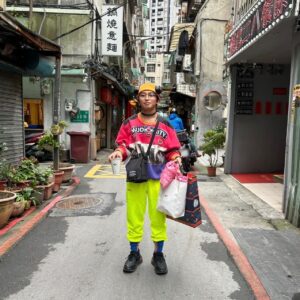 Seishirou Katou Instagram - 🇹🇼part.4
〜裏側編〜
　
① 近づいてきてるのにまだ撮り続ける友達とカメラに照れてしまった
　
②散々良い感じに撮ってもらってたけど
本当はただの爆買いド派手野郎
 
③みんな1本しか頼んでいない中、
2本頼んでちゃっかりビールまで頂いちゃってる嬉しそうな僕
　
　
以上で台湾投稿おしまいでーす
お付き合いいただきありがとうございました＾＾
 
感想 また絶対に行きたい。
考察 また絶対に行くべき。
　
　
#台湾 #🇹🇼 #taiwan #台北 #taipei #西門 #ximen 
#九份 #jioufen #十分 #shihfen #十分瀑布 #shihfenwaterfall 
　
#せいせいの休日 #加藤清史郎 
#台湾ビール #台灣啤酒 #大鶏排食べ忘れた #実はタピオカも一口貰っただけで自分で買ってない #胡椒餅割とちゃんとスパイシーだった #あんなに美味しいエビチャーハンは初めて #小籠包は無限に食べられる #そう言えば豆花も食べ忘れてるや #台湾モーニングサイコーだった #やっぱり排骨麺は美味しい #酸辣湯の原点を知った #牛肉麺は革命だった #魯肉飯しか勝たん #勝たんしか魯肉飯 #台湾好きと繋がりたいかもしれない