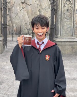 Seishirou Katou Instagram - ・
Wizarding World of Harry Potter
が10周年を迎えました！！！
　
　
10年前、バタービールを持って共にオープニングを迎えた清史郎くんと
またバタービールを持って10周年をお祝いできたら…
　
という有り難くお熱いお言葉を頂戴して、
　
んなもん、是が非にでも伺わせていただくに決まってるじゃないですかぁぁぁぁ！！！！
　
改めまして、おめでとうございます‼︎
　
10年で、ユニバのハリポタも
加藤清史郎も進化・成長しております。

皆様、今一度、魔法史を塗り替えませんか？？＾＾
　
　
　
#ハリーポッター #10周年
#ハリポタ  #harrypotter 
#wizardingworldofharrypotter
#ユニバ #usj #ユニバーサルスタジオジャパン 
@universal_studios_japan #universalstudiojapn #pr
#加藤清史郎