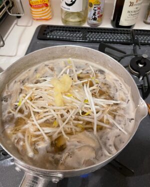 Seiya Instagram - 体調わるい日は舞茸とえのきと鶏の胸肉のきざみ生姜たっぷりのスープ
見た目よりだいぶうまい
出汁の味変えてはまぐりいれて
片栗粉でとろみつけてうどんにしてもいいかも
#自炊男子