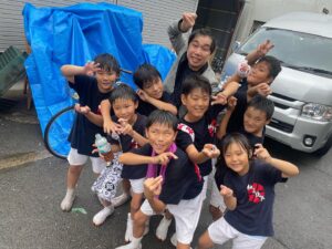 Seiya Instagram - 大雨の中キッズたちとロケ！
みんなのパワーに負けじと僕も元気いっぱいハゲました！💯