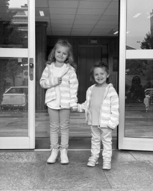 Selahattin Paşalı Instagram - Happy 3 Vivii! Our little one, the crazy one. Lucky to have you both. I will always love you.

P.S. Banne bahçe is nothing but a desert without you cookies. We miss you. xoxo