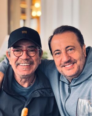 Selçuk Yöntem Instagram - Bayrama hazırız 💙🍬

#ercansaatçi