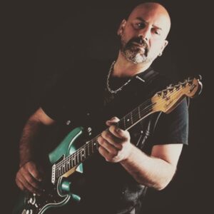Selçuk Yöntem Instagram - Bir müzik insanı, bir birey, sadece istek parça yüzünden hayattan koparıldı. Ne için, gerçekten soruyorum ne için! 

Değer mi toplumu bu kadar öfkeli yapmaya?
Amasız, fakatsız, bu nefret dilinin terkedilmesi, toplumumuzun nefes alması, bu katillerin en ağır şekilde cezalandırılması gerekmektedir.

Tüm sanat camiasının ve ülkemizin başı sağolsun