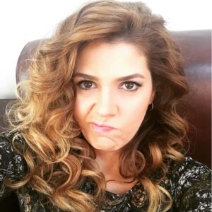 Selen Domaç Instagram - Pazar çalışıyorsan,hava sıcaksa,saçın çoksa..😏🎬✌🏻️🌟