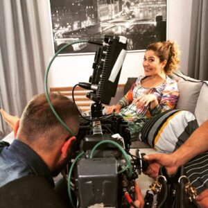 Selen Domaç Instagram - @yeterdizisitv Sevinceee 🎧by @cansukurgun 😍🎬🌟💃🙏#yeterdizisi #yeter #yeterdizisiatv #yeterdizisitv #calisiyoruz #set#yeterdizisiset