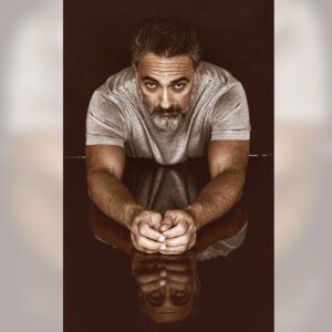 Selim Bayraktar Instagram - Gözüyle bakıyor hayata ama kalbiyle idrak ediyor. photo: @theaslihankocak